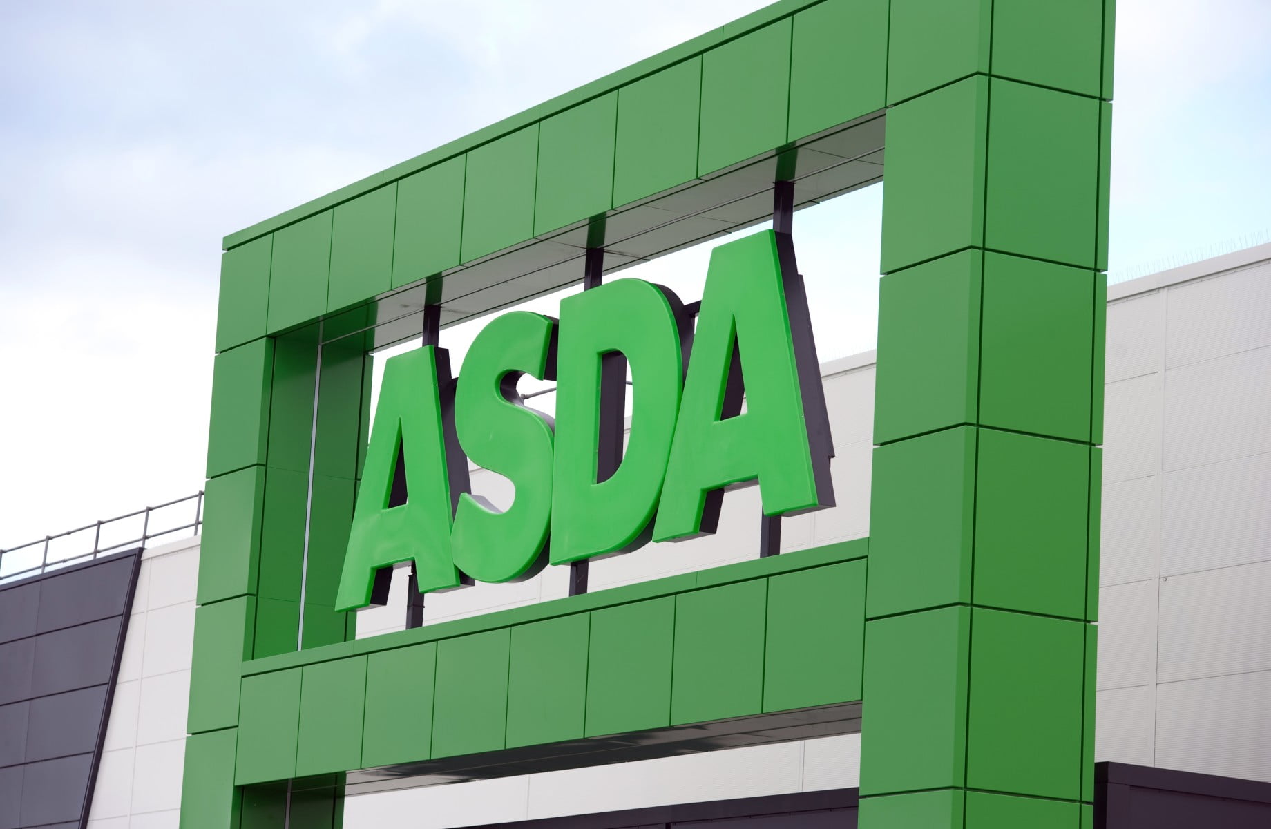 Asda has declared that it will maintain its discount of 10% for first responders who present their Blue Light Cards until at least the 31st of March 2023.