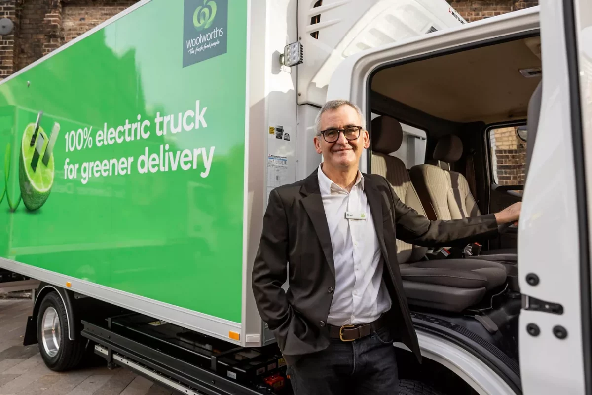 https://globalsupermarketnews.com/wp-content/uploads/2023/06/Woolworths-CEO-Brad-Banducci-with-electric-home-delivery-truck-1-1200x801.webp